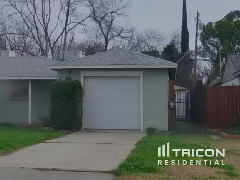 342 Camellia Way in Modesto, CA - Building Photo