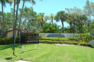 Bay Reach Condominiums in Lake Park, FL - Building Photo