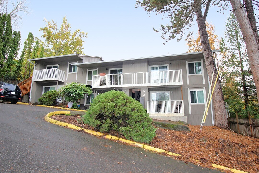 5704 SW Beaverton Hillsdale Hwy in Portland, OR - Foto de edificio