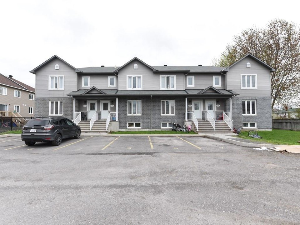 500 Ovana Cres in Alfred and Plantagenet, ON - Building Photo