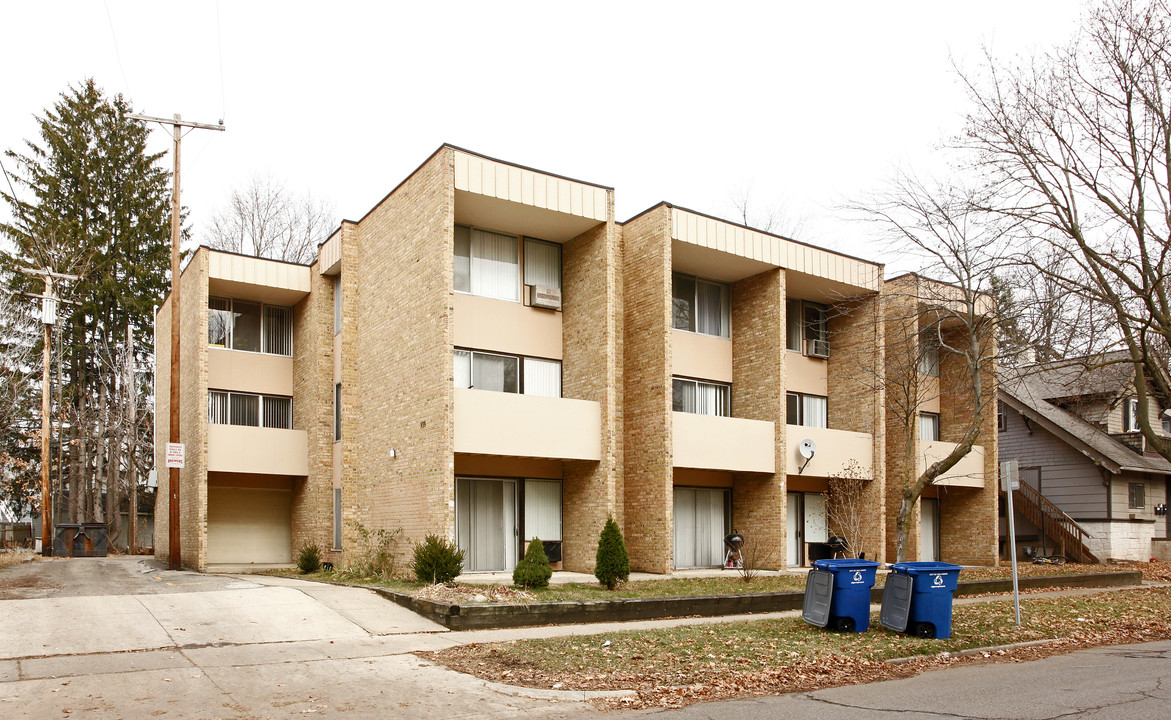 939 Dewey St in Ann Arbor, MI - Building Photo