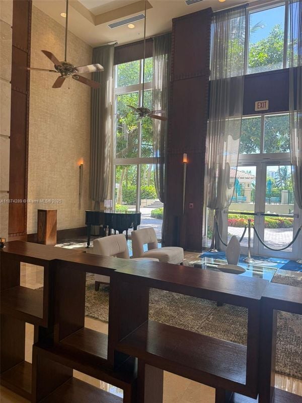 19501 W Country Club Dr in Aventura, FL - Building Photo - Building Photo