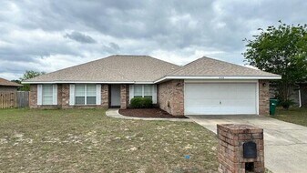 2155 Hagood Loop in Crestview, FL - Building Photo
