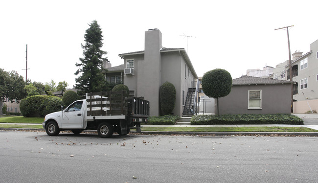 10602-10610 Whipple St in Toluca Lake, CA - Foto de edificio - Building Photo