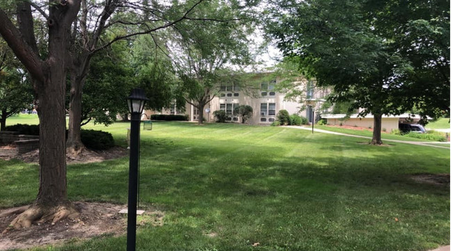 Southern Manor Apartments in Moline, IL - Building Photo - Building Photo