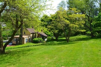 327 W Neck Rd in Lloyd Harbor, NY - Building Photo - Building Photo