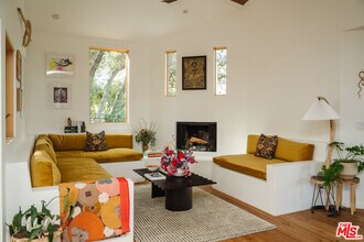 2002 Tuna Canyon Rd in Topanga, CA - Foto de edificio - Building Photo