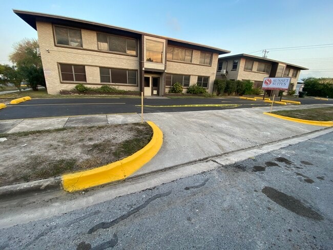 501 S 4th St, Unit A8 in Harlingen, TX - Foto de edificio - Building Photo