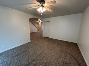 1236 E Alexander Ave in Merced, CA - Foto de edificio - Building Photo