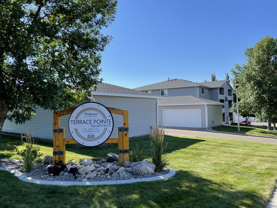 Terrace Pointe Apartments in Bismarck, ND - Building Photo