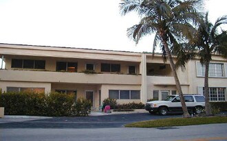 106 Blossom Ln in Palm Beach Shores, FL - Building Photo