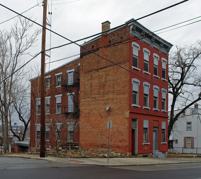 2549 W McMicken Ave in Cincinnati, OH - Building Photo