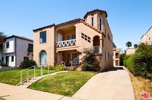 8221 4th St in Los Angeles, CA - Building Photo