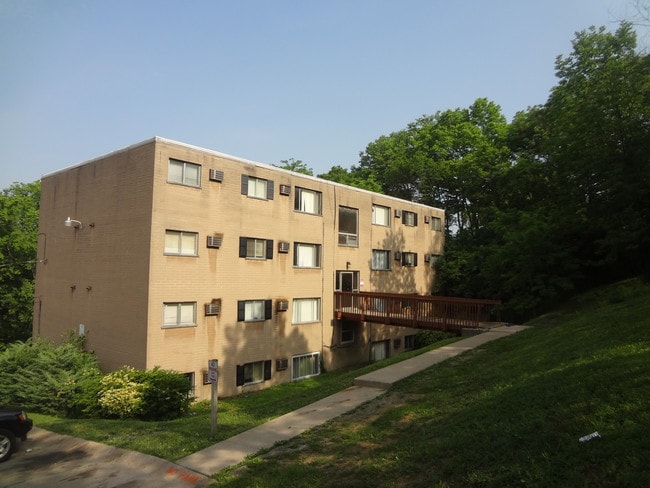 Selim Manor in Cincinnati, OH - Foto de edificio - Building Photo