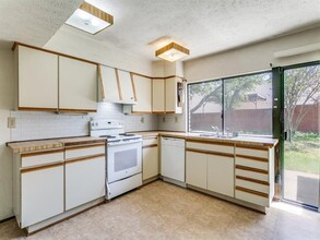 616 Spring Forest Dr in Bedford, TX - Foto de edificio - Building Photo
