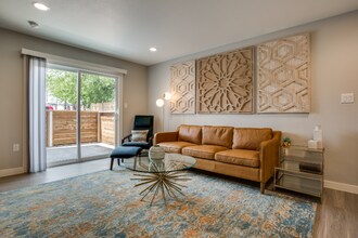 3328 Cedarplaza Ln in Dallas, TX - Foto de edificio - Building Photo