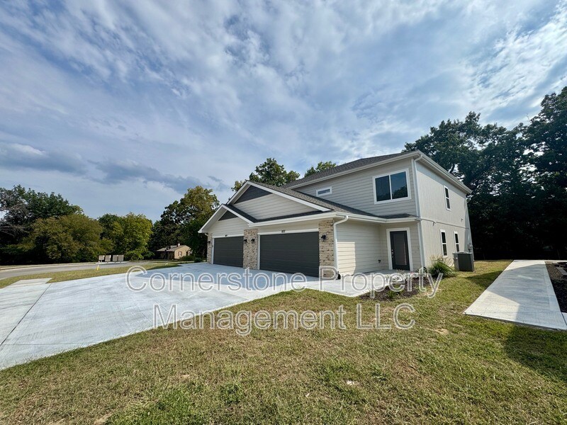 801 Highland Dr in Edwardsville, KS - Building Photo