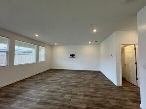 997 Pioneer Dr W in Madera, CA - Building Photo - Building Photo