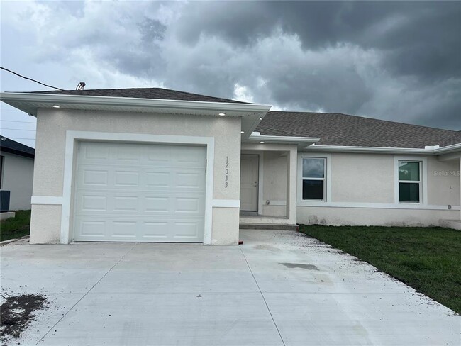 12033 Tetzel Ave in Port Charlotte, FL - Foto de edificio - Building Photo