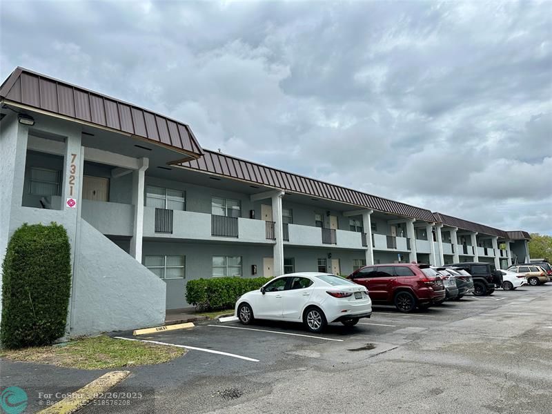 7321 NW 85th St in Tamarac, FL - Foto de edificio