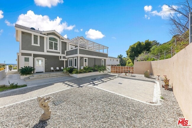 25157 Malibu Rd in Malibu, CA - Building Photo - Building Photo