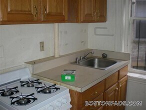 137 Park Dr, Unit 18 in Boston, MA - Building Photo - Building Photo