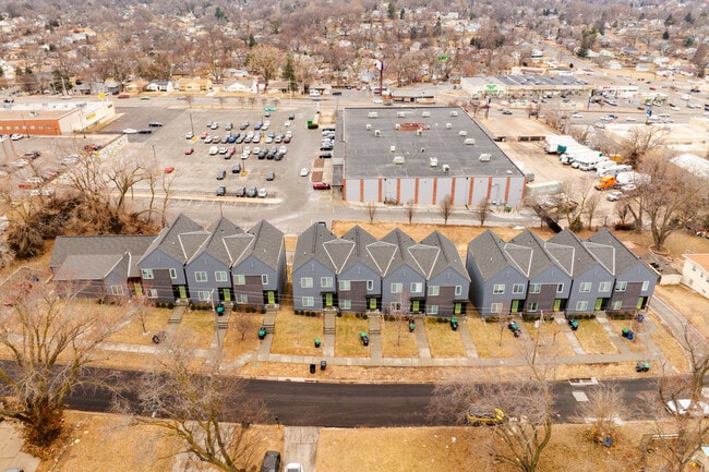 Ames Row Houses in Omaha, NE - Foto de edificio - Building Photo