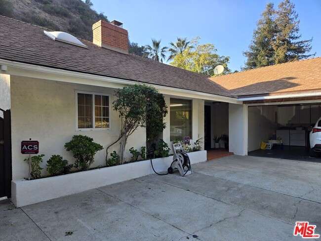 1481 Benedict Canyon Dr in Beverly Hills, CA - Building Photo - Building Photo