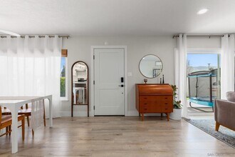 968 La Fiesta Way in San Marcos, CA - Foto de edificio - Building Photo