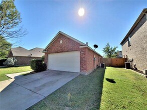1932 Stonehill Dr in Justin, TX - Building Photo - Building Photo