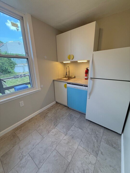 2221 Hawthorne Ave in Pittsburgh, PA - Building Photo