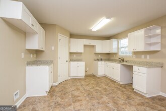 6792 Foxfire Pl in Atlanta, GA - Building Photo - Building Photo