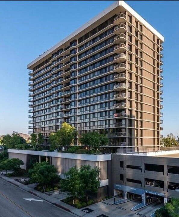 222 Monterey Rd, Unit 904 in Glendale, CA - Foto de edificio