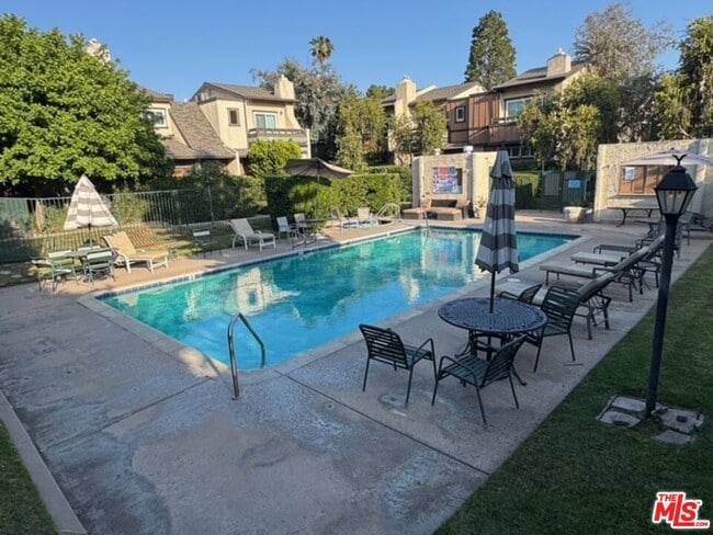 13609 Valerio St in Los Angeles, CA - Building Photo - Building Photo