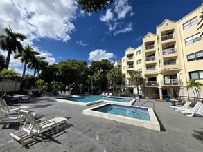 8290 Lake Dr in Doral, FL - Building Photo - Building Photo