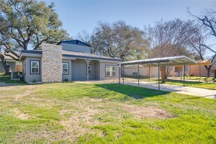 809 N West St in Burnet, TX - Building Photo