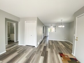 182 S Waters Edge Dr in Glendale Heights, IL - Building Photo - Building Photo