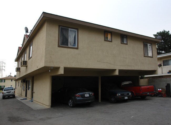 5745 Willow Crest Ave in North Hollywood, CA - Foto de edificio - Building Photo