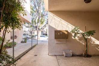 553 N Flores St in Los Angeles, CA - Foto de edificio - Building Photo
