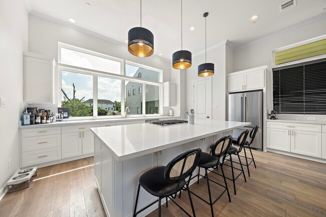 property at 907 W 16th St