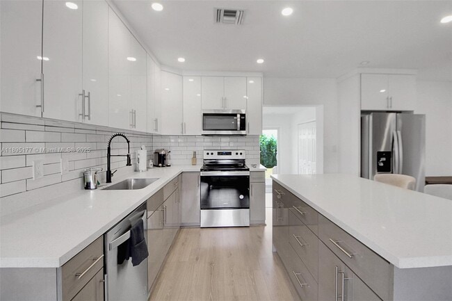 18361 NE 20th Pl in North Miami Beach, FL - Building Photo - Building Photo