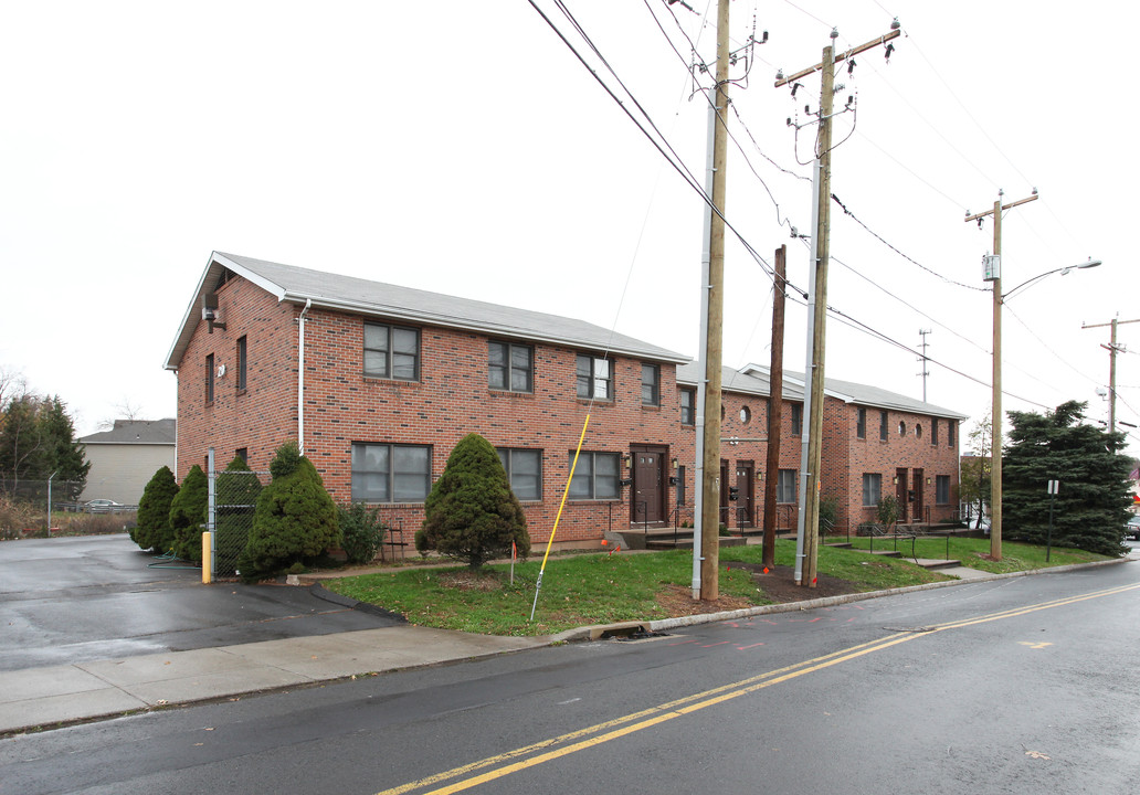 20 St Clair Ave in New Britain, CT - Building Photo