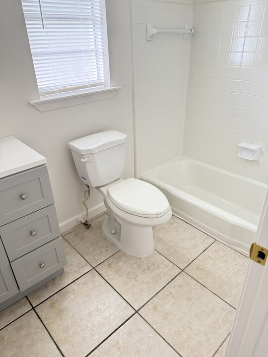 6484 Park Manor Dr in Metairie, LA - Building Photo