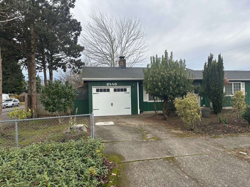 2440 Dornoch St in Springfield, OR - Building Photo