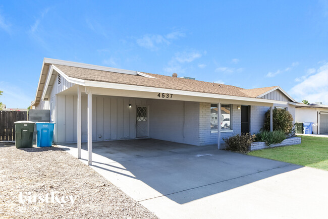 4537 W Sierra St in Glendale, AZ - Foto de edificio - Building Photo