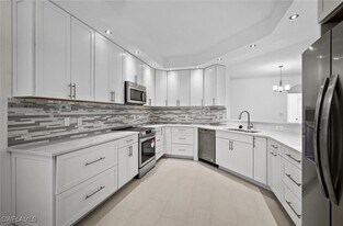 7056 Pelican Bay Blvd in Naples, FL - Building Photo