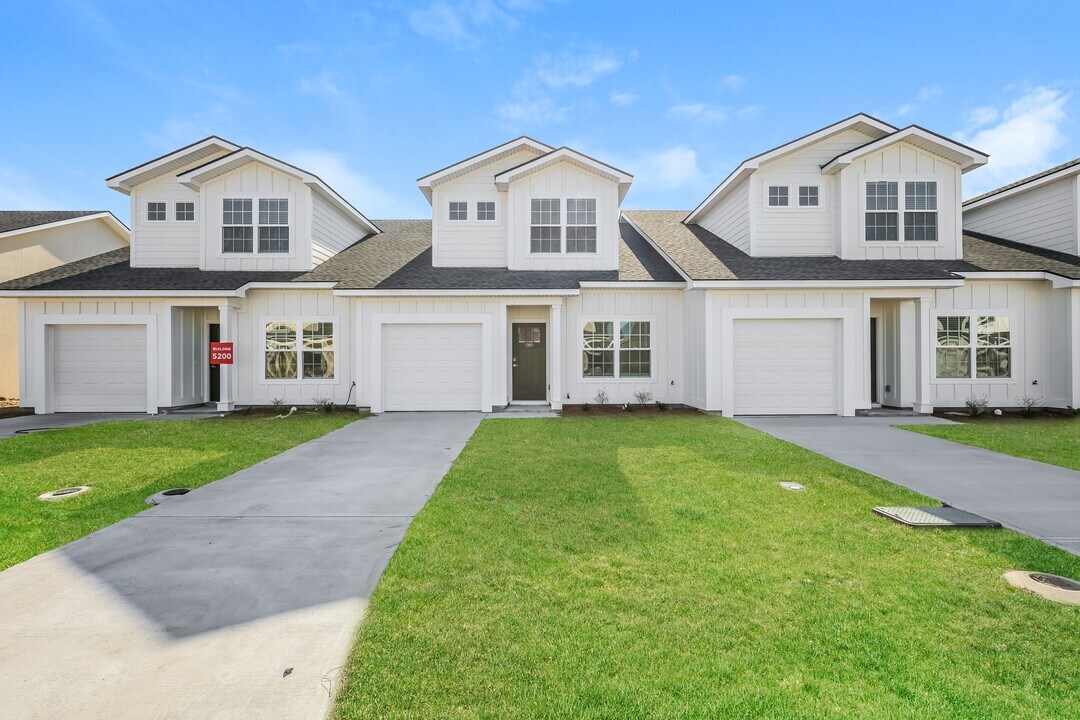 1019 Walker Point Way in Brunswick, GA - Building Photo