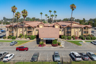 Rio Mirada Villas in Bakersfield, CA - Building Photo - Building Photo