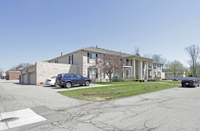 Whitney Court in West Bloomfield, MI - Foto de edificio - Building Photo