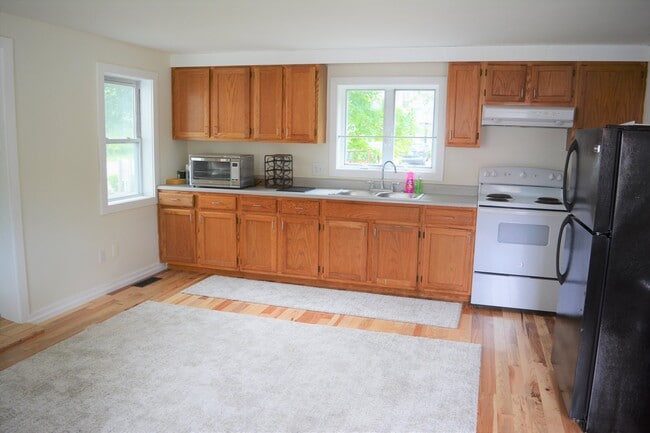 62 Lower Main St in Sunapee, NH - Building Photo - Building Photo